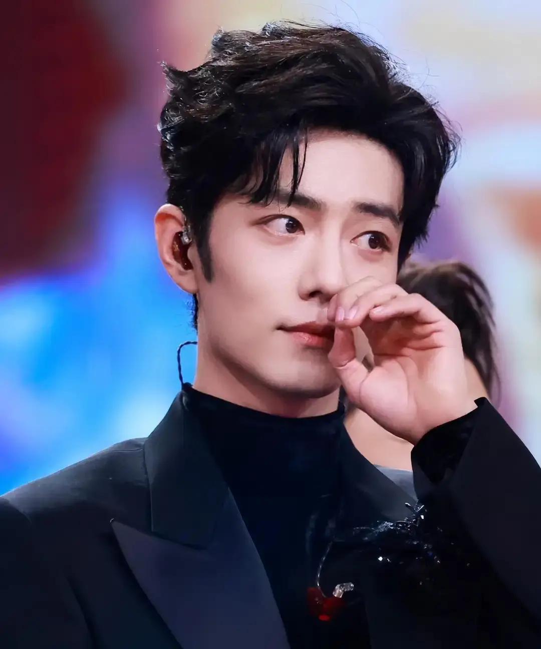 嗓子哑成砂纸，他硬唱完3首歌跨年那晚，肖战一开口，全场倒吸凉气。低音劈叉，