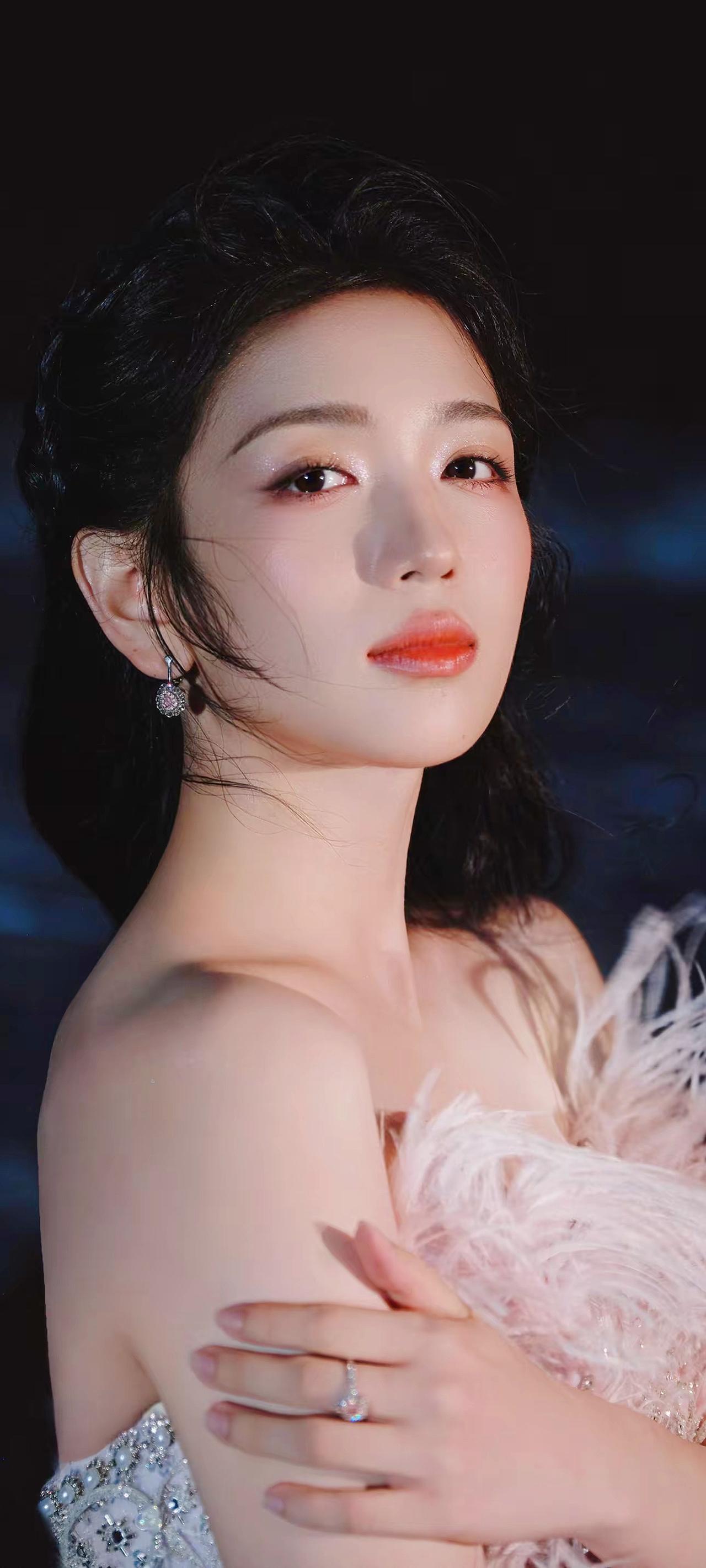 《海与裙的星子》原创诗词原创看图片配诗浪把自己揉成碎银时她正踮着光