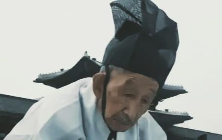 野史：73岁头发胡子全白的老头终于考上探花，皇帝随口一问儿子情况，他跪下说还没娶
