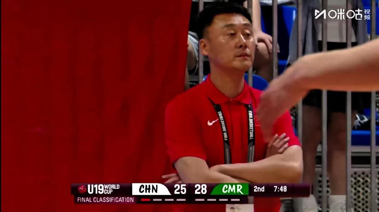 广东宏远后卫杨溢出场八分钟3中0，被男篮混血球员朱正换下，他是美式后卫！面对喀麦