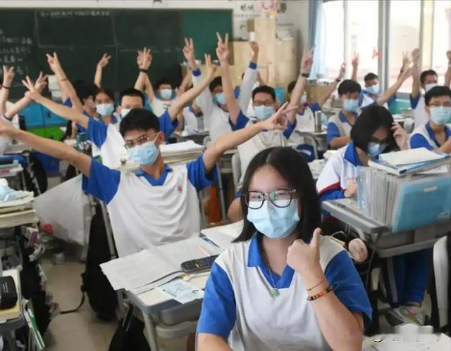 暴跌45万，高考人数再降，学历是不是变得不再有出路。这个六月，中国教育部最新