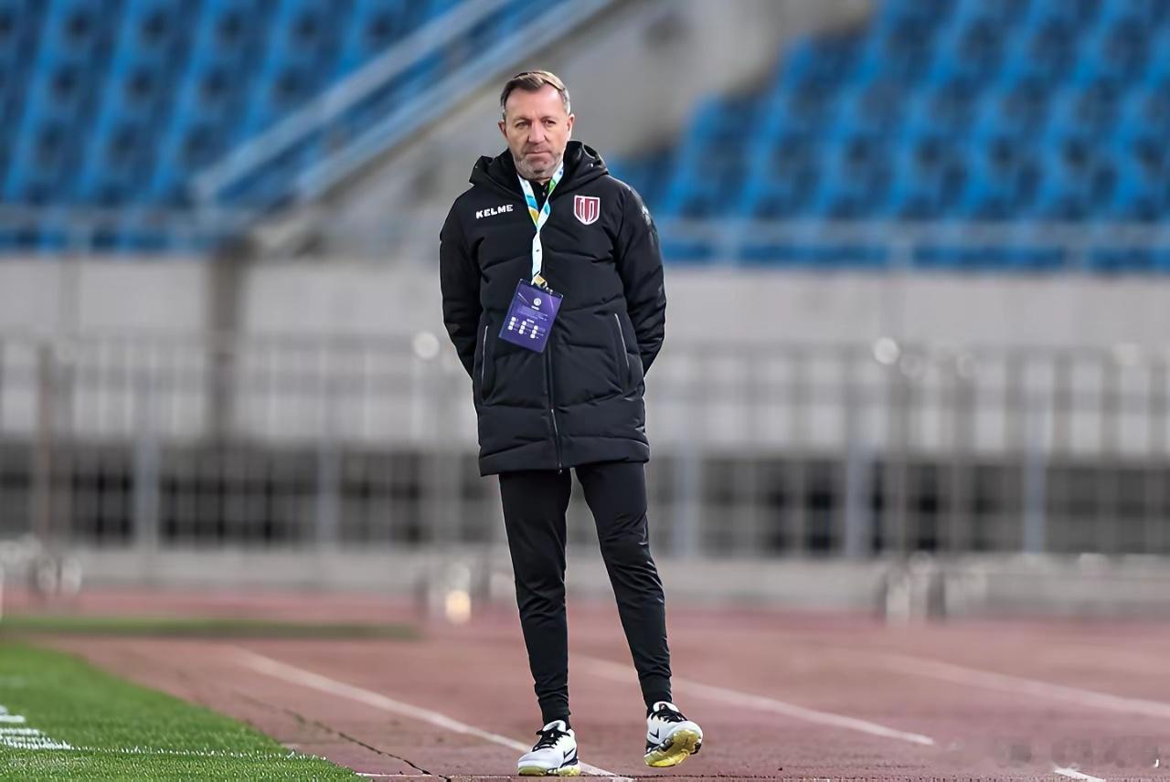 还记得曾经执教过成都蓉城的卡洛斯吗？如今他已经离开中国四年了，也没从事过教练工作