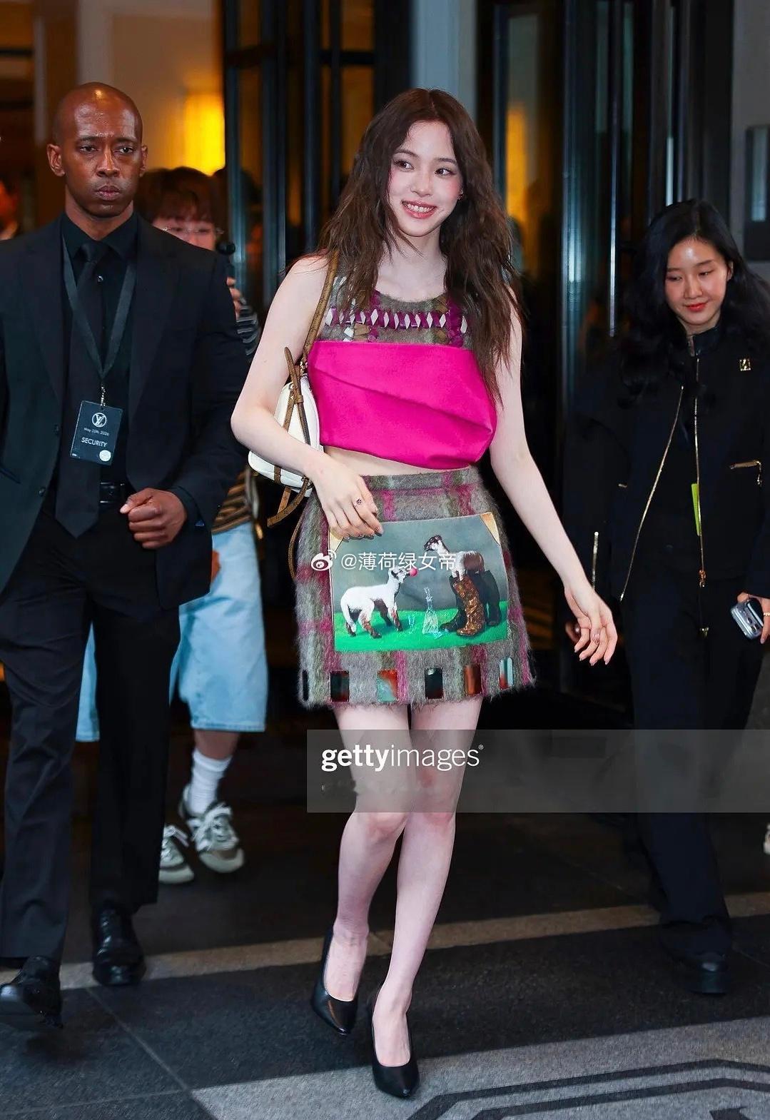 欧阳妮妮和欧阳娜娜偷偷跑出来吃夜宵这么一看，欧阳娜娜的表现力确实可以​​​​