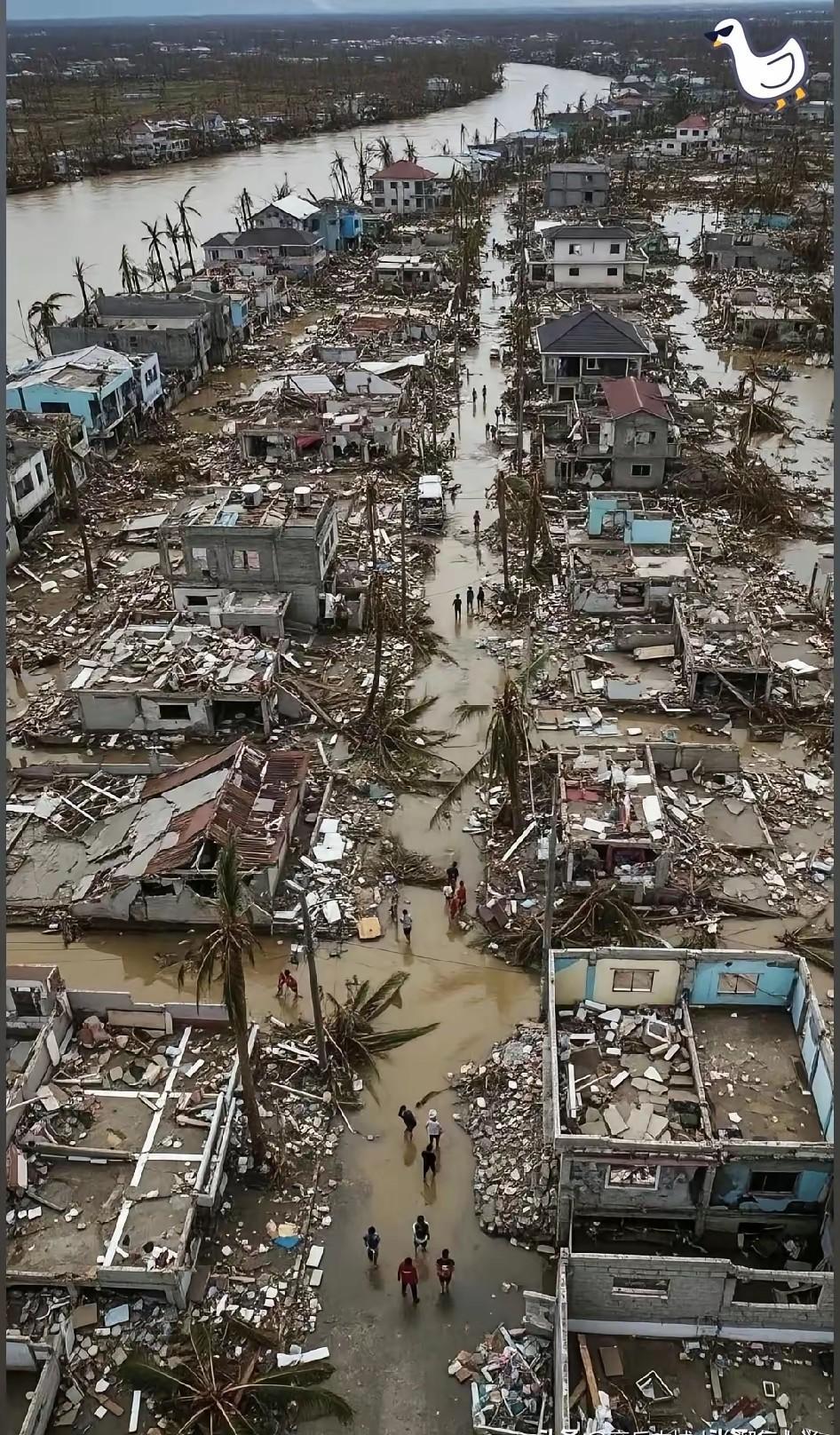 台风掀了屋顶，菲律宾人饿着肚子等饭吃。西方国家嘴上说心疼，手里攥着钱没动。老