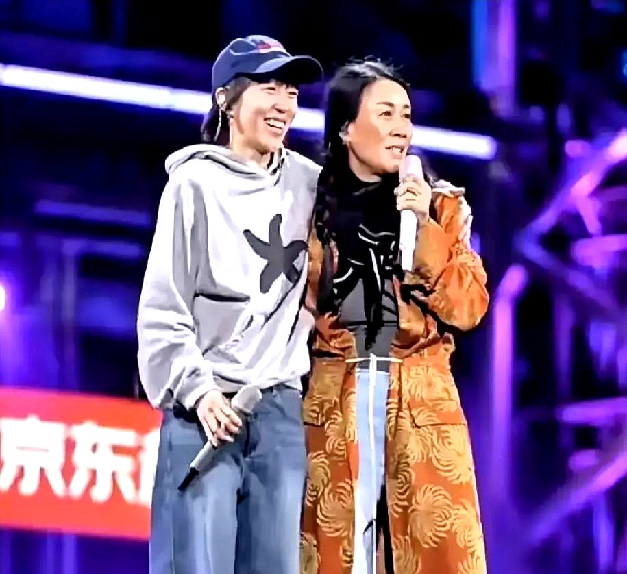 王菲李亚鹏离婚十几年，窦靖童在镜头前提起他，脱口而出的依然是“我爸”当年王菲改嫁李亚鹏，窦靖童改口叫