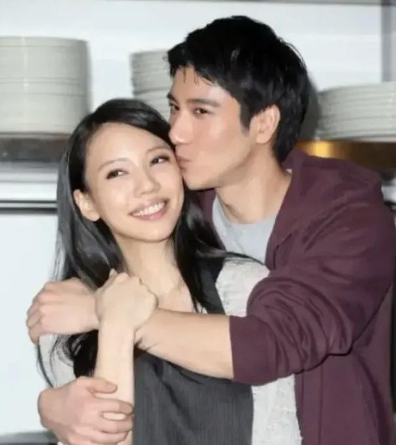 王力宏把小10岁哥伦比亚博士的李靓蕾追到手，婚后，李靓蕾五年为他生3娃。王力宏直