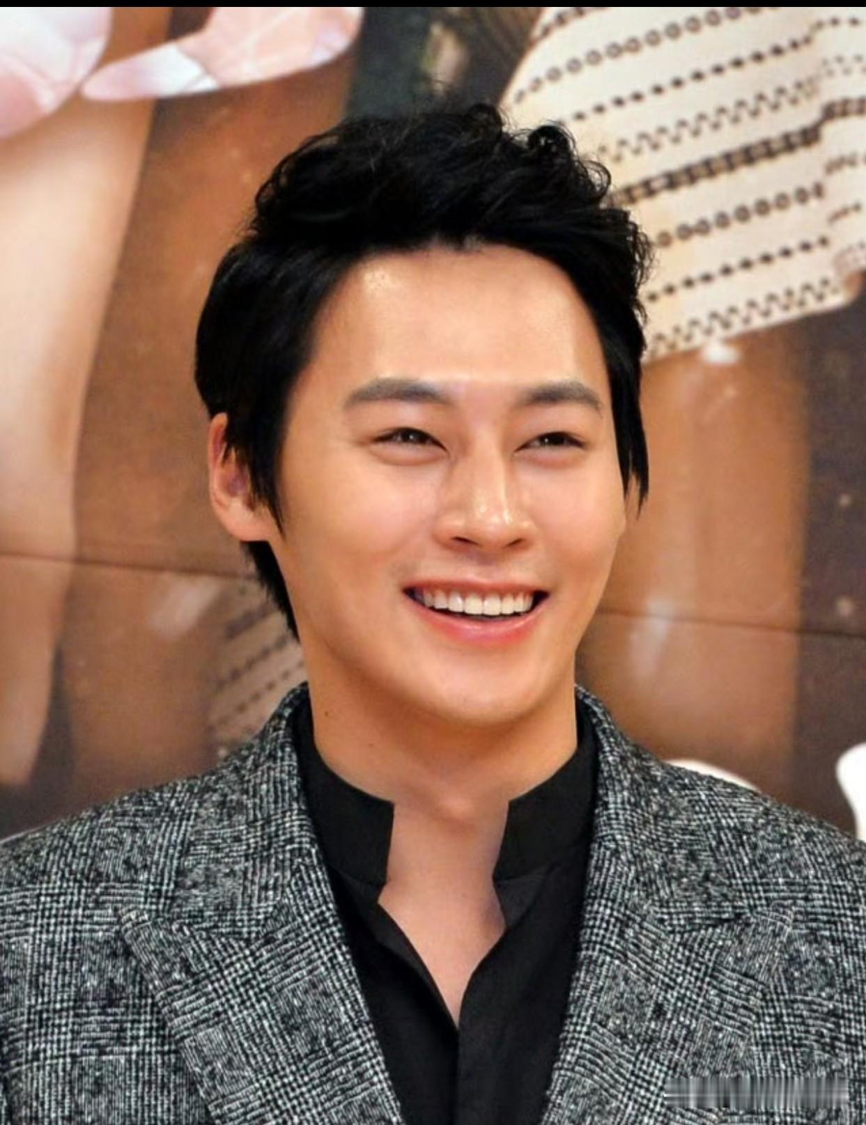 40岁的韩国演员郑恩宇于今日突然离世，韩媒暂未公布具体死因，但奇怪的是他昨天还发