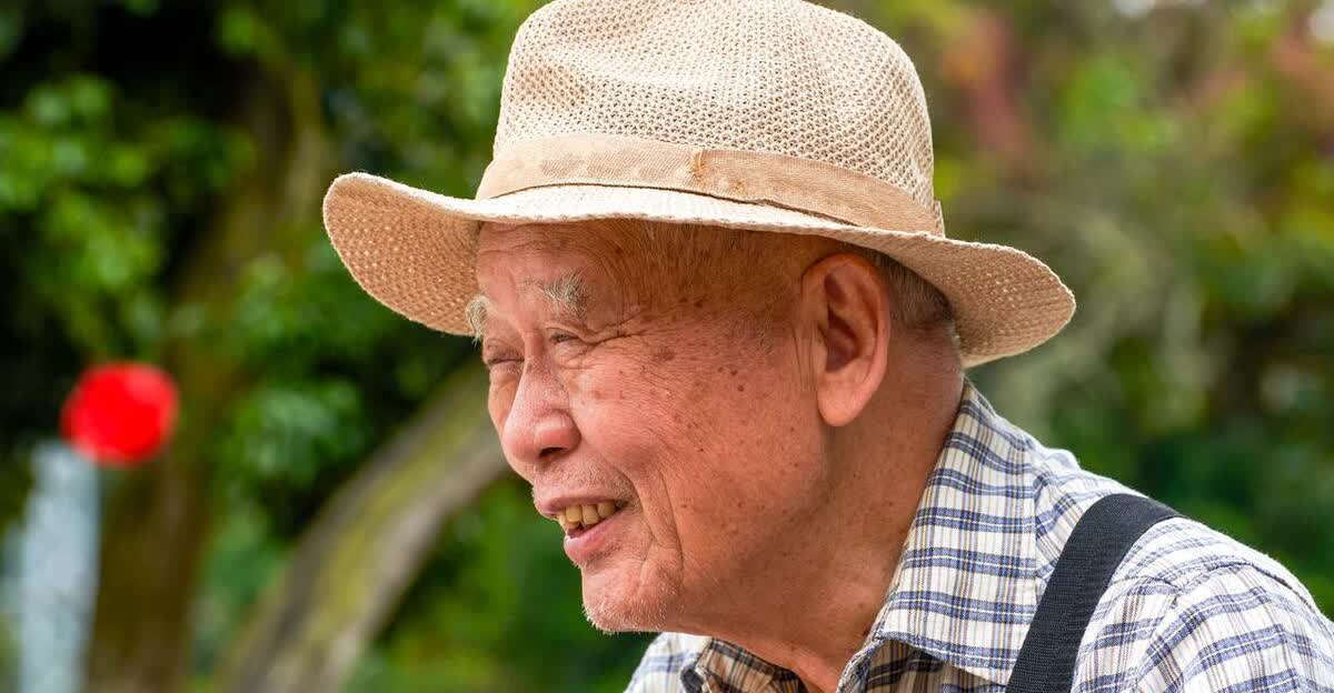 辽宁锦州，女子接到邻居电话，说她养父去世了，她匆匆赶回家中，却发现养父已被保姆安