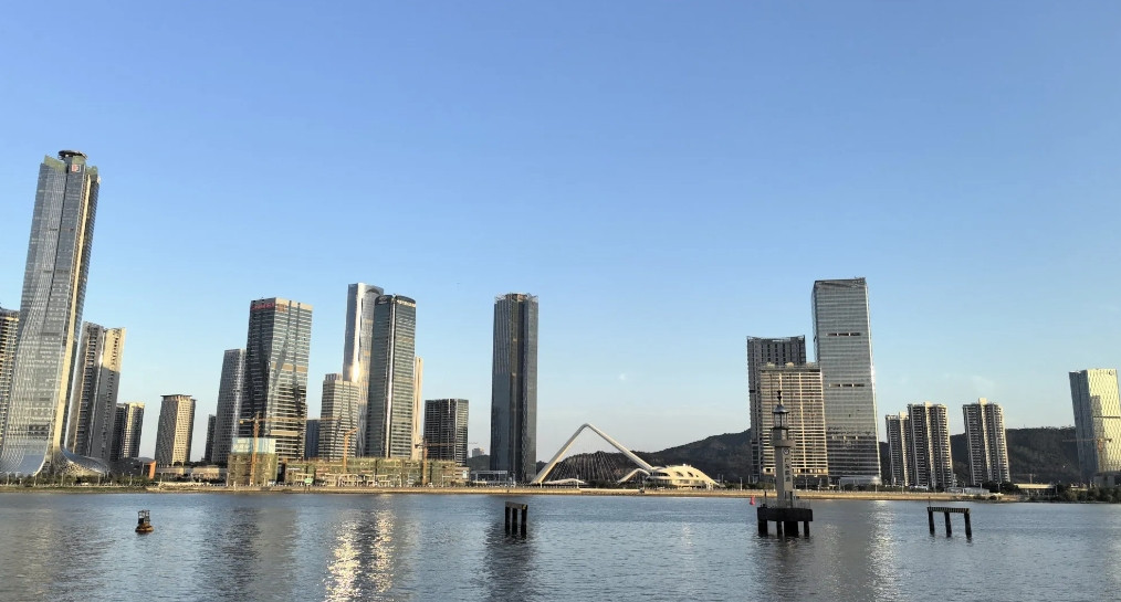 由于帮子女带孩子，我们从惠州来到珠海市香洲区生活。珠海作为一个海滨城市，风光优美