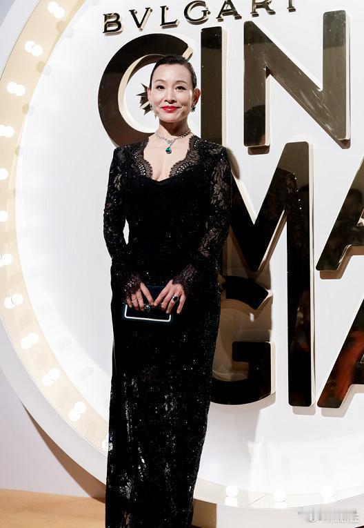 陈冲年过半百还有“水蜜桃”身材！穿紧身蕾丝裙，凹凸感好抢镜！