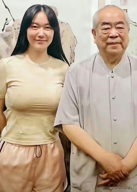 87岁画家范曾老来得子，这比张纪中要雄起啊！范曾和自己的现任妻子相差50多岁，女