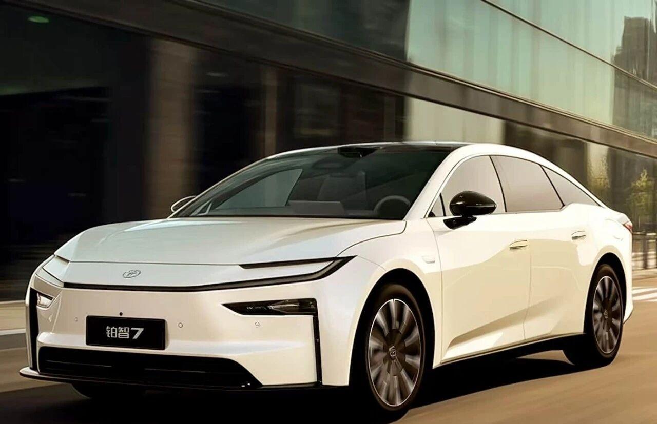 来了！广汽丰田铂智7，这车刚好昨天（3月5日）刚开启预售，是个热乎的新车。它是