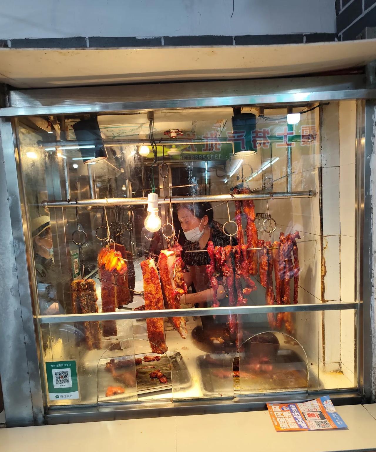 在韶关市区井巷，有间开了几十年的烧肉小档口，店面不大，烟火气却很足。烧肉、叉烧
