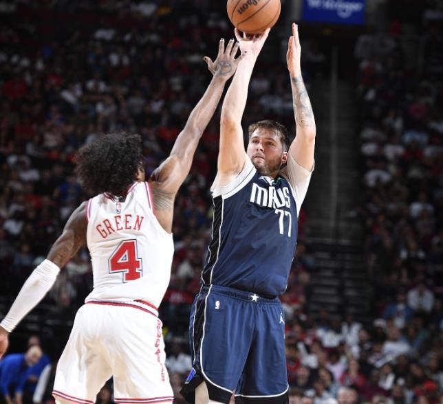 太阳队的杰伦·格林低迷了一段时间之后，终于迎来了爆发。近几场比赛他为太阳队出战，