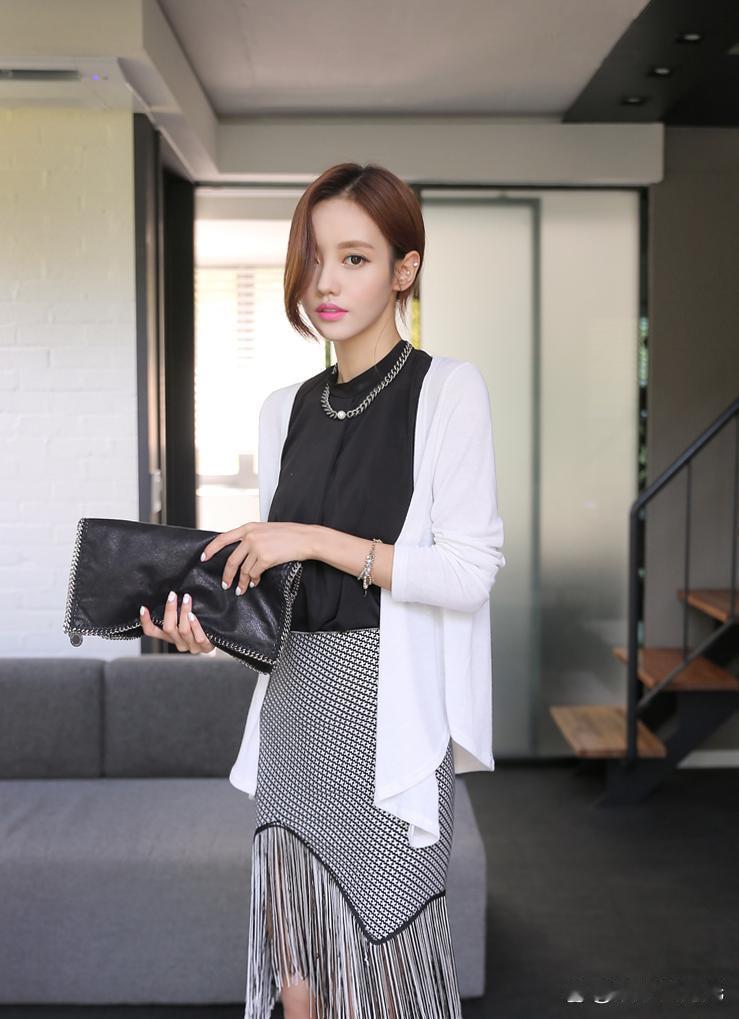 孙允珠，黑白配色永远不会出错，神秘又优雅，作轻轻摇曳，灵动又俏皮，简约却不失大气