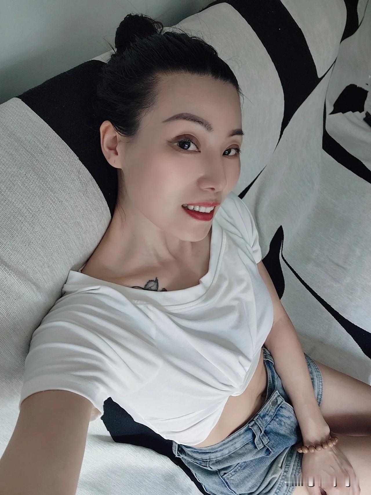 不慌不忙，活成自己喜欢的模样，早安吖🌞爱拍照的我好身材需要不断雕刻你有多自