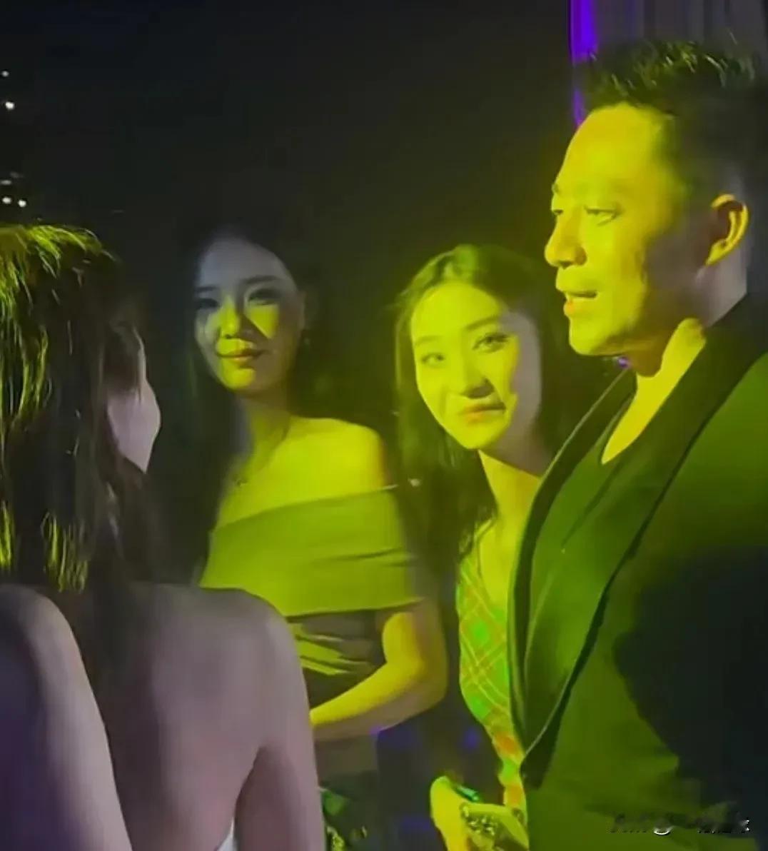汪小菲和马筱梅参加赵磊组织的电影节，两口子现在是顺风顺水。汪小菲既是一个成功的商