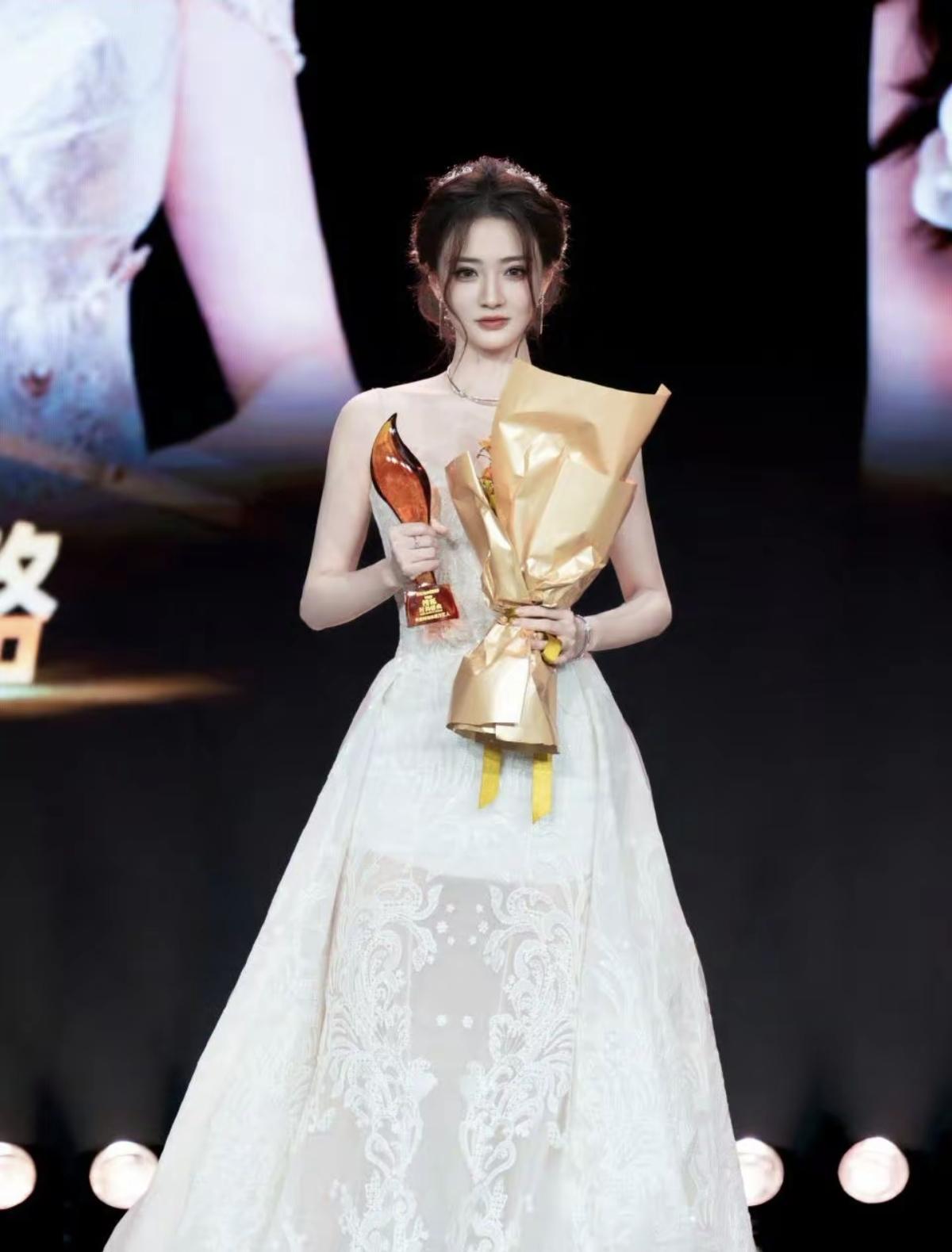 简约的白色，被她穿出了不简单的高级感，每一步都自带高光[玫瑰]裙摆轻扬，