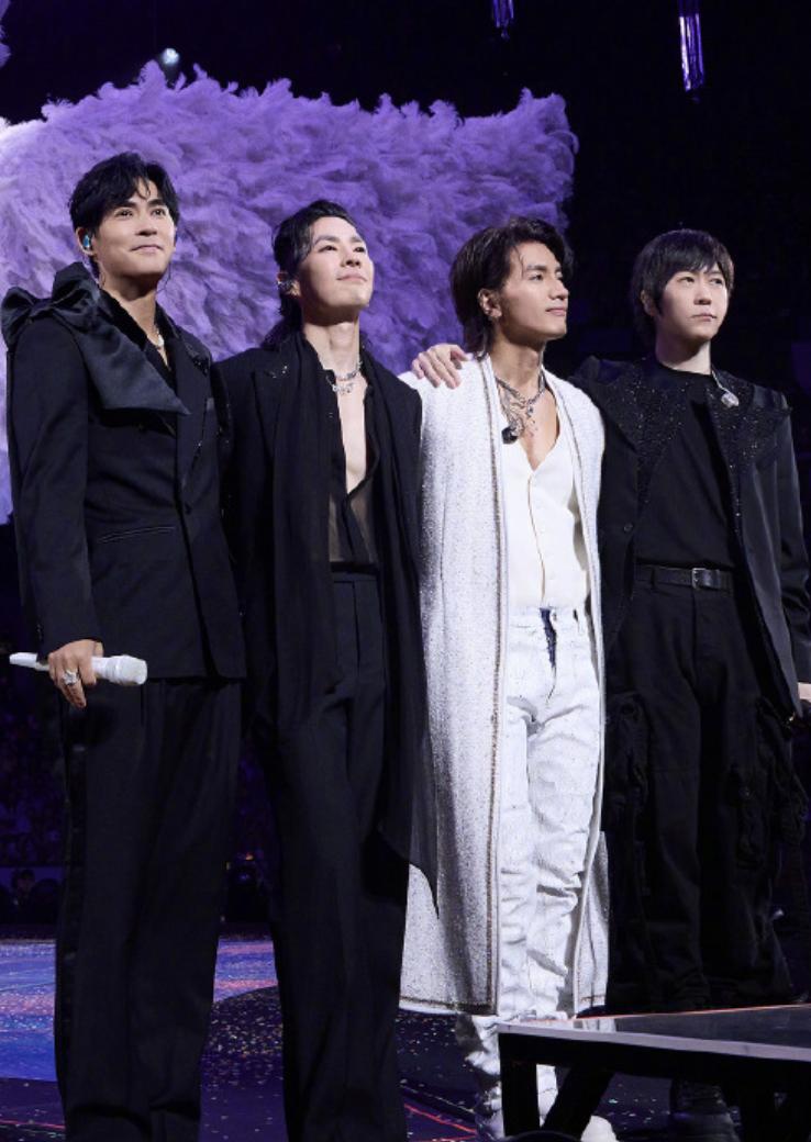 阿信在演唱会现场突然掉下舞台！这次F3(言承旭、吴建豪、周渝民)拉着五月天