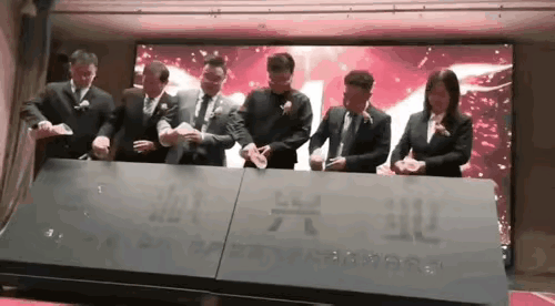 某家企业在庆祝典礼上，出现了图片中一幕，让人着实尴尬，如果不是旁边那位男士的救场