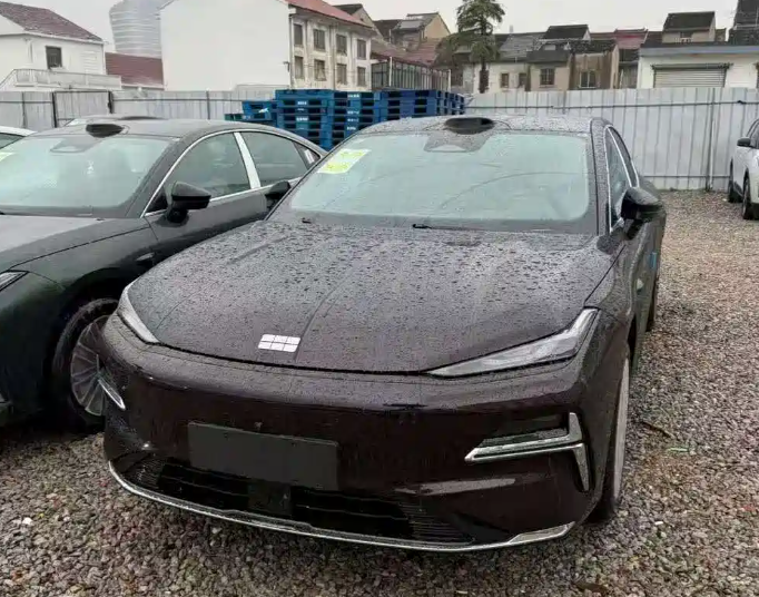 吉利银河星耀8远航家到店，纯电续航225公里，综合续航超1700公里外观方面，