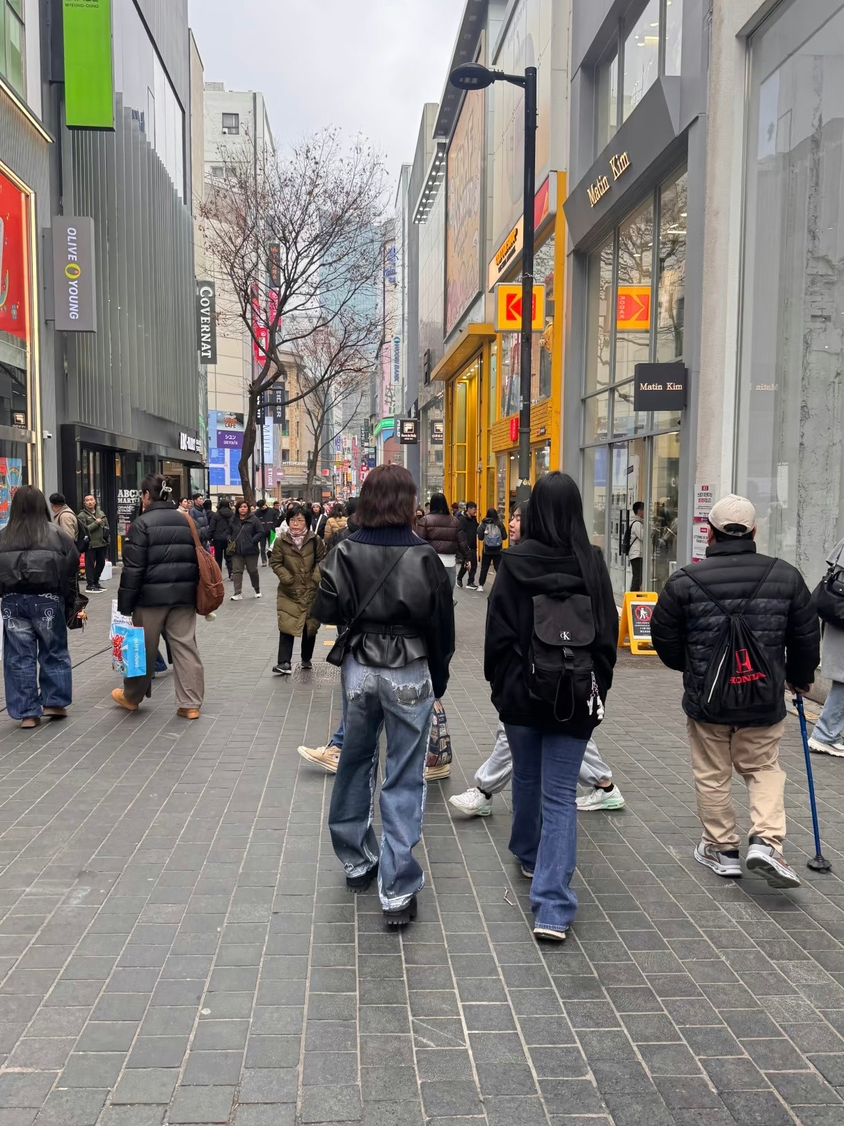 好漂亮啊首尔明洞偶遇吴宣仪