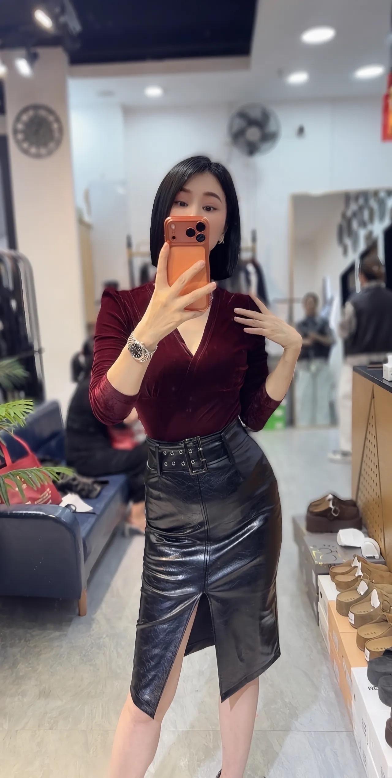 优雅穿搭指南：酒红色上衣+黑色皮裙，尽显时尚魅力！