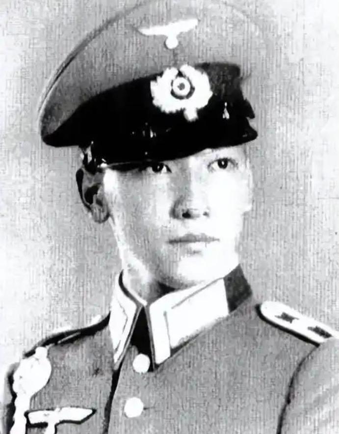 1942年，蒋纬国看到一位美丽的少女石静宜，上前和她搭讪：“小姐，报纸能借我看一