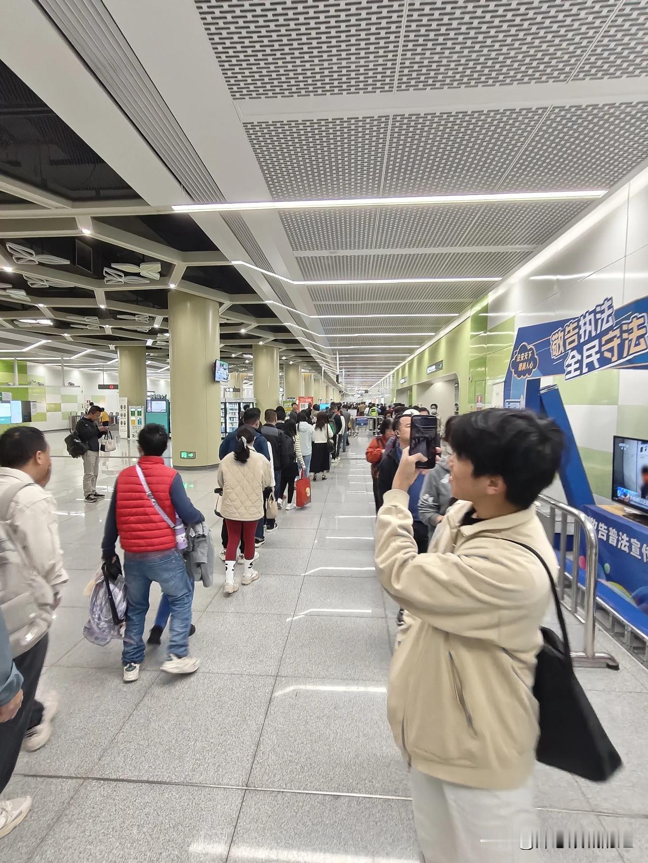 深惠双城通勤的人越来越多了。今天早上，老公又开启了新的一周深惠双城通勤工作，早