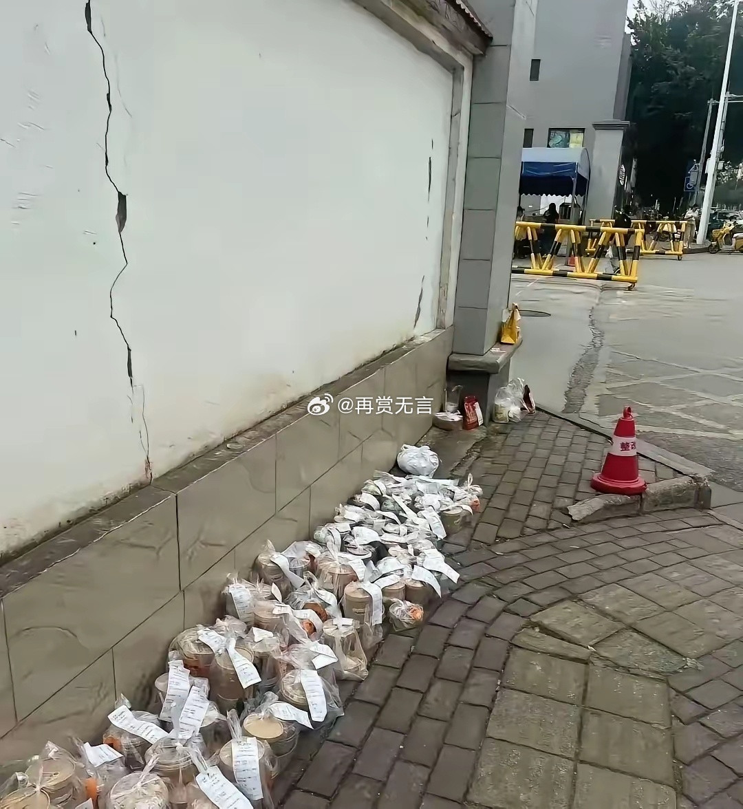 学校门口这一角，看得人五味杂陈。现在的学生都怎么了？