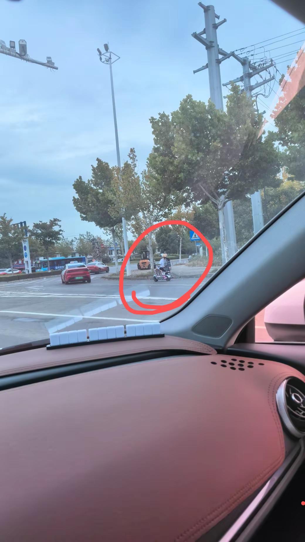 这两个家伙迈巴赫不开买个电动车找我玩我建议你俩不要找我玩了🤔