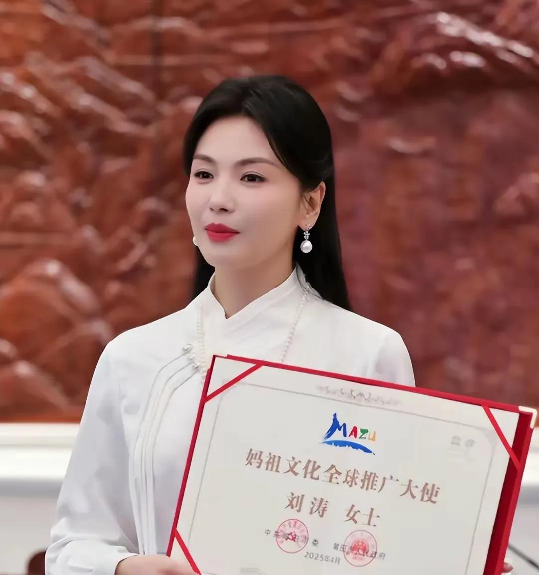 刘涛：从荧屏到现实的妈祖文化使者近日，46岁的刘涛亮相福建莆田湄洲岛妈祖庙
