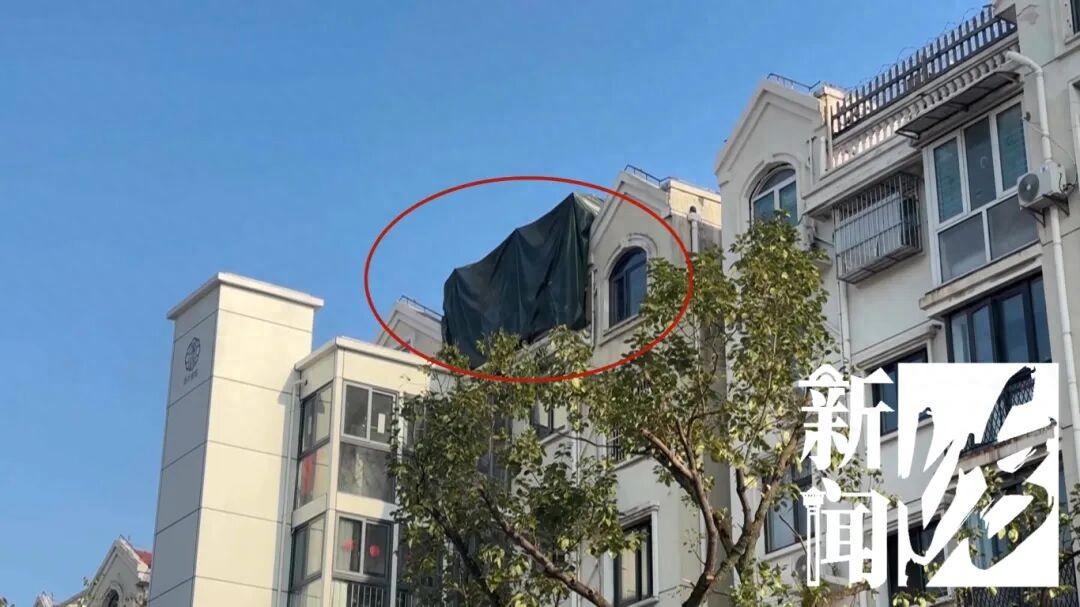 上海，一男子因怀疑小区内有人违法搭建而向相关部门进行了举报。谁知举报结果尚未出，