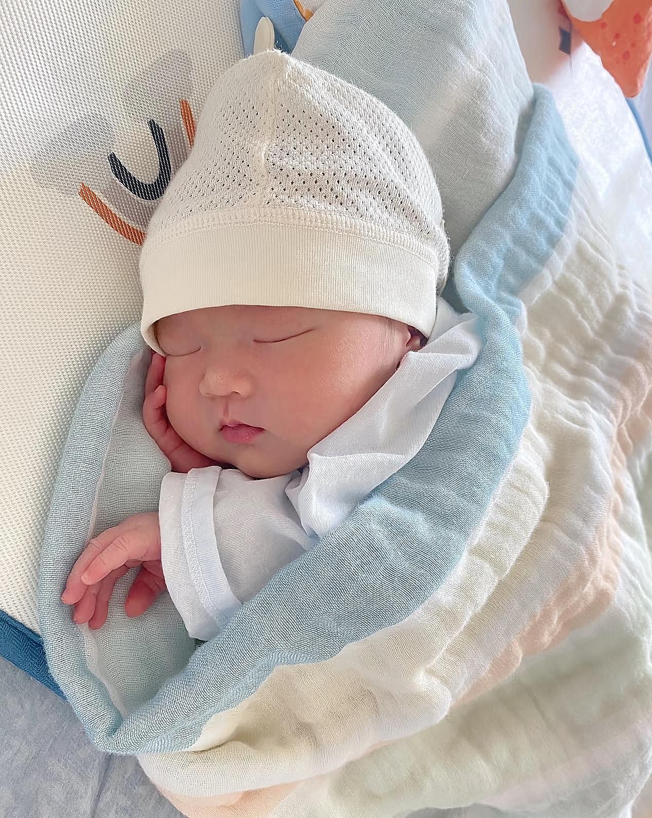 家人们，头回当婆婆遇上事了！儿媳在医院生孩子，她爸妈、弟弟、弟媳都来看娃，又