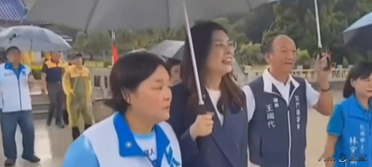 今天是8月23日，郑丽文冒雨来到金门，这是他作为国民党主席第一次来到金门，离大陆