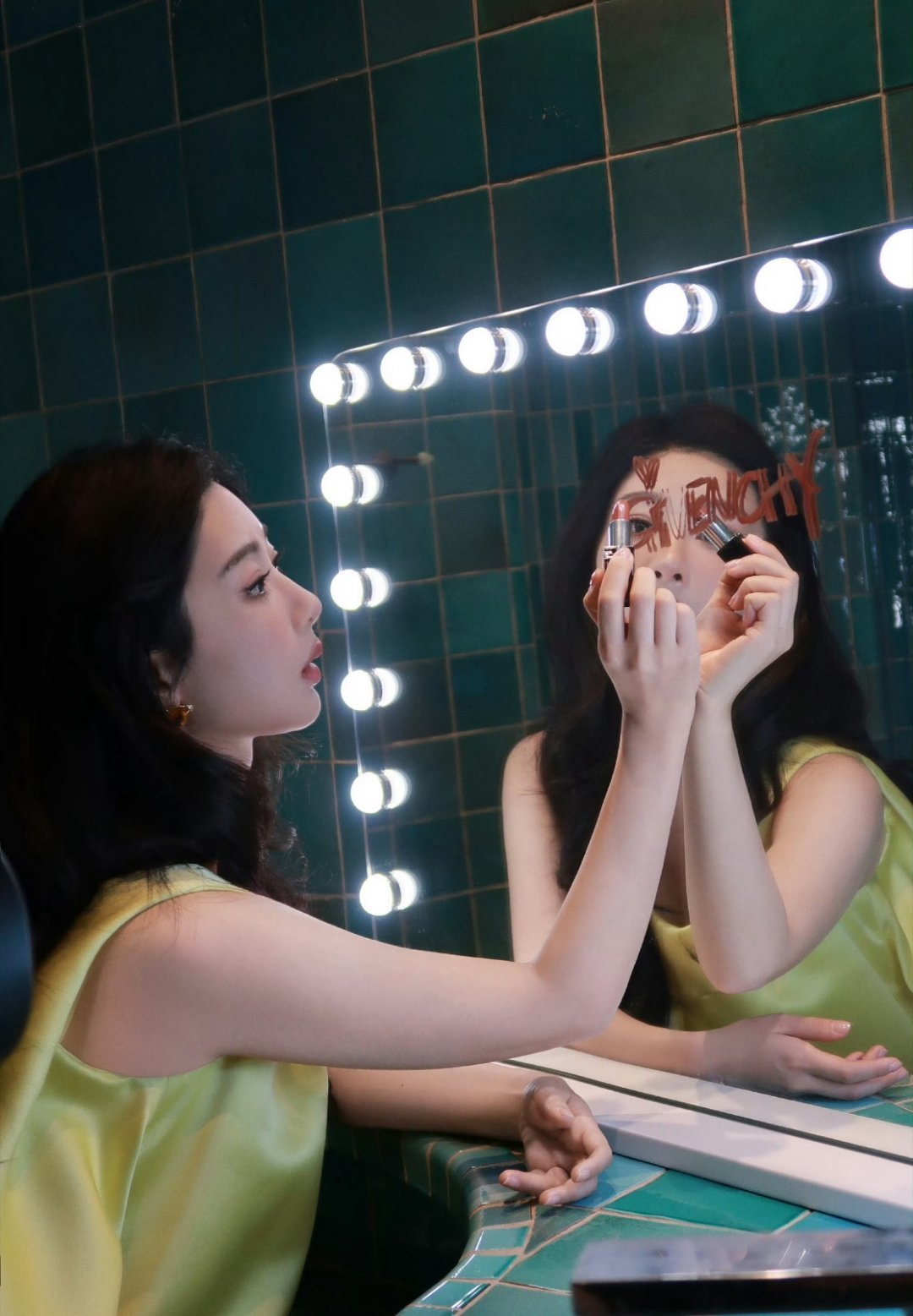 纪梵希看秀待遇笑死，看个秀也能看出后宫争宠的戏码。杨紫身为最高头衔坐C位，那是