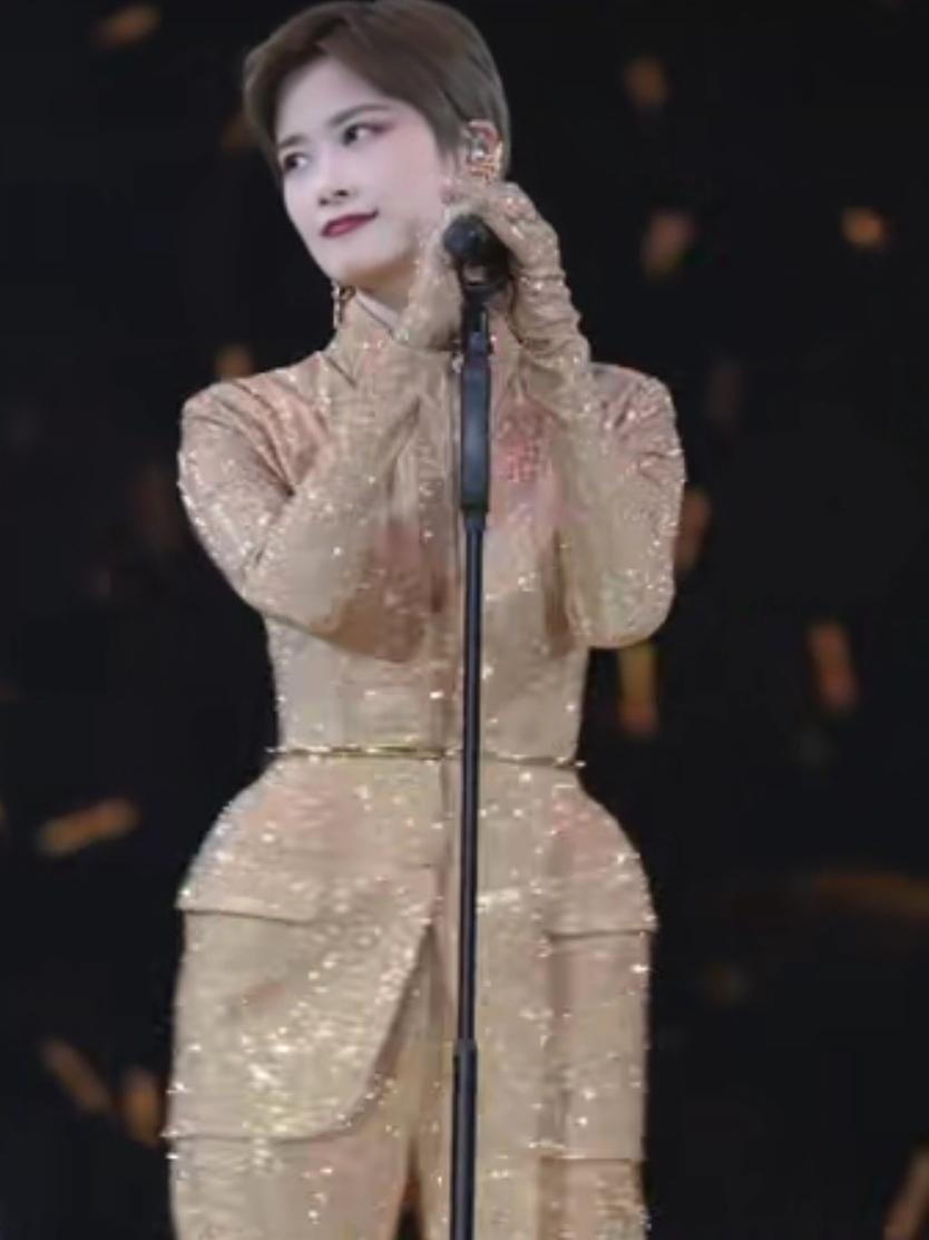 42岁的李宇春，演唱会新造型亮相，这才是独一无二的美李宇春在上海站的演唱会上