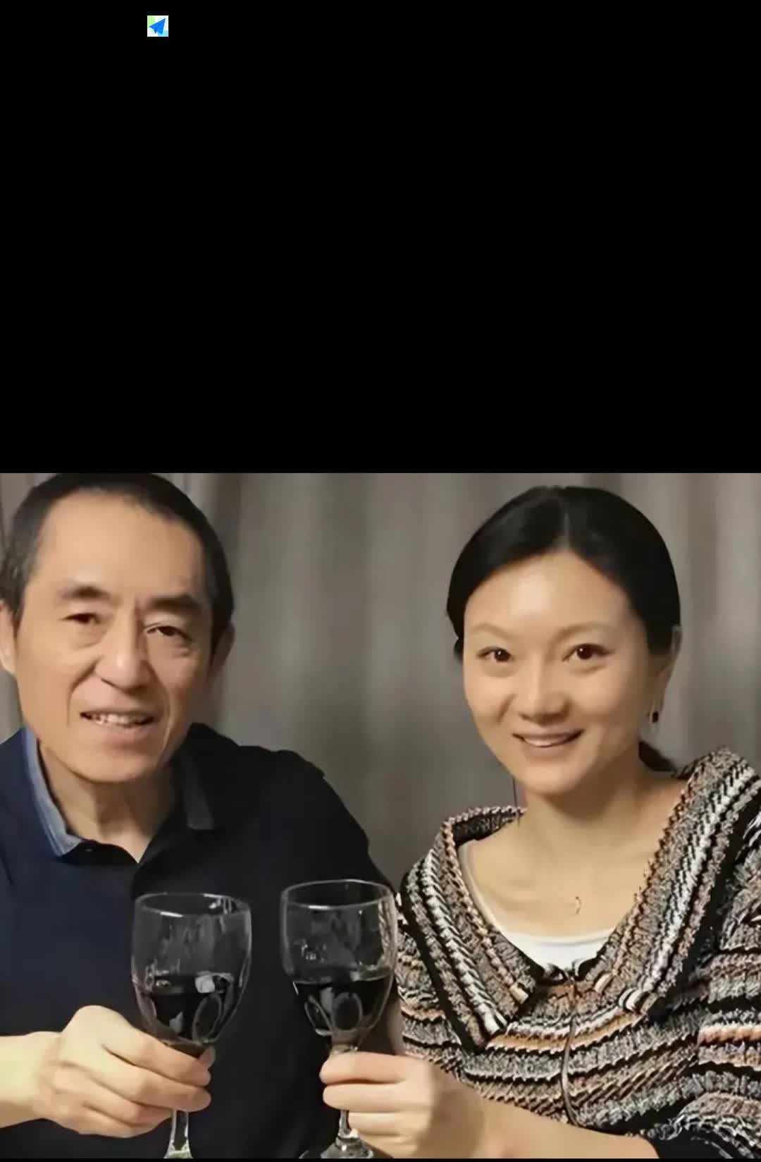 74岁的张艺谋导演已显衰老之态，而43岁的陈婷正值盛年，依旧风姿绰约、美丽动人。