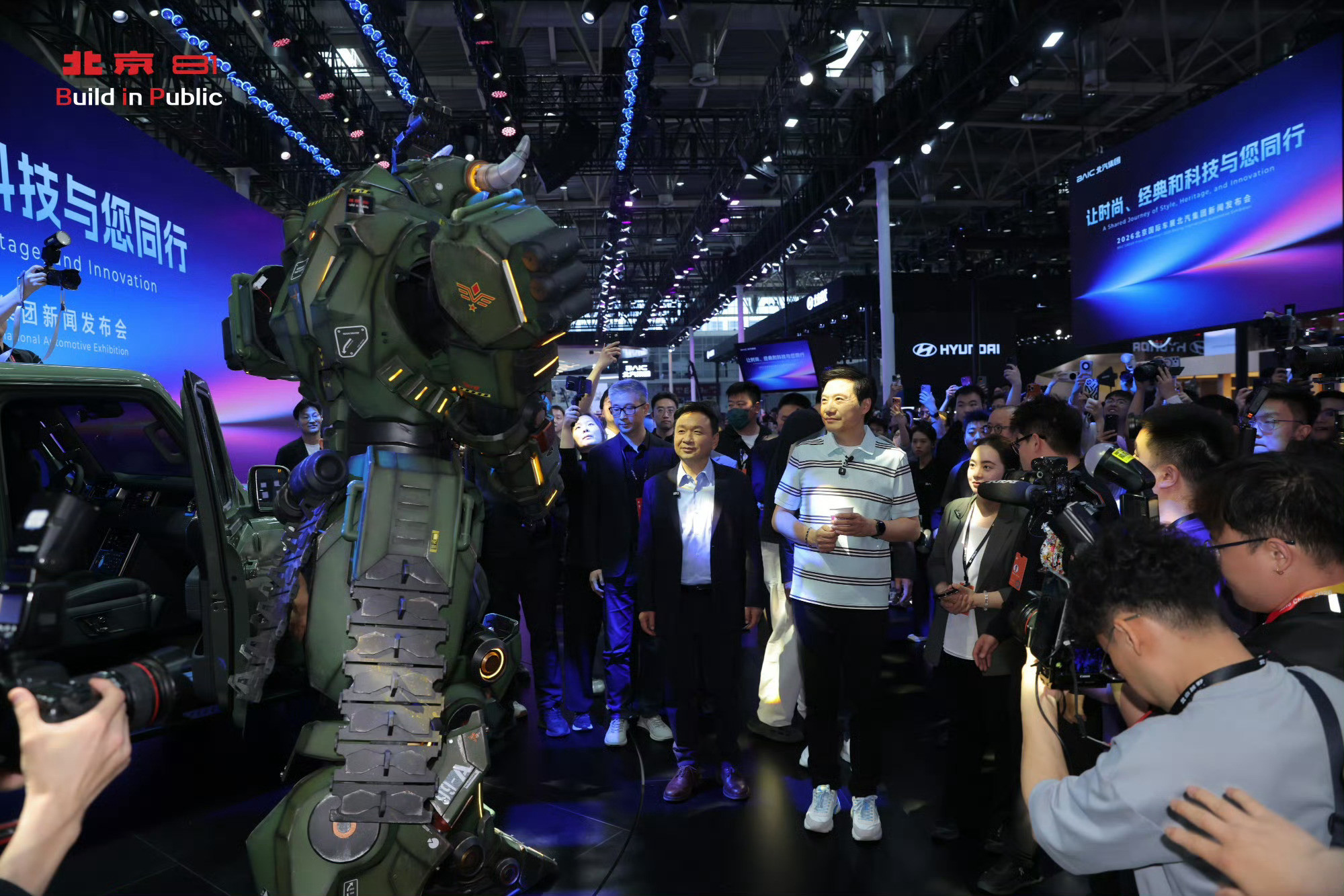 车圈大佬雷军李想都被北京81圈粉20万级方盒新选择北京81昨天雷军站外面拍，今天