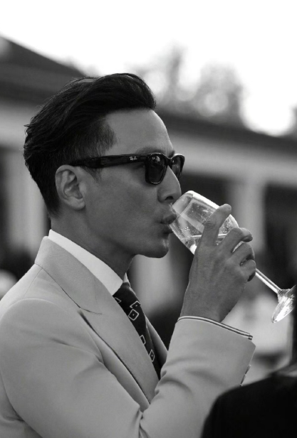 吴彦祖的帅不只是颜值，更是一种从骨子里透出的魅力。别人靠滤镜撑一阵子，他靠实力帅