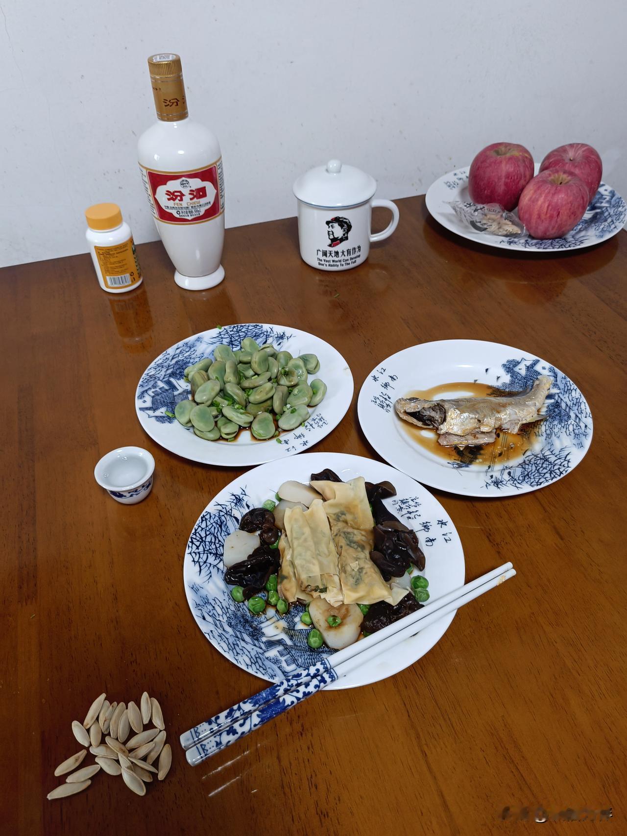 73岁单身老男人最简单的一个中午餐，三个家常菜，三杯小酒，半碗杂粮饭。对许多人来