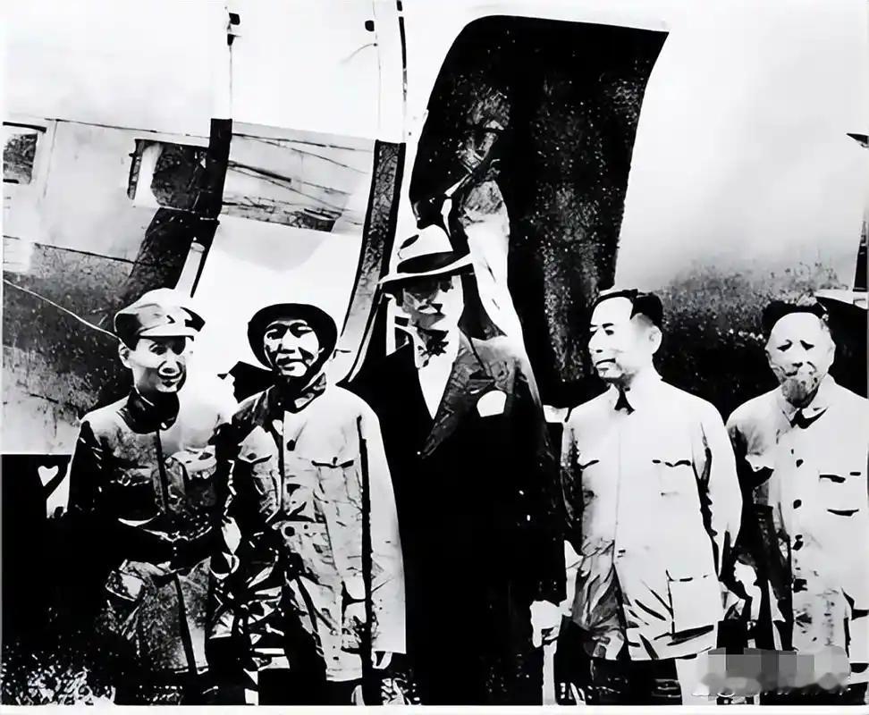 1945年，重庆谈判落幕，蒋介石放走了毛泽东，身边众人一脸诧异，可蒋介石却十分狂
