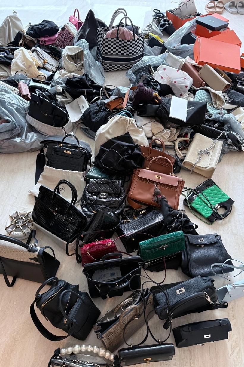 有钱的时候多存点,都别学我!前几年我一年能挣60多万,我买包,买车,装修,年底