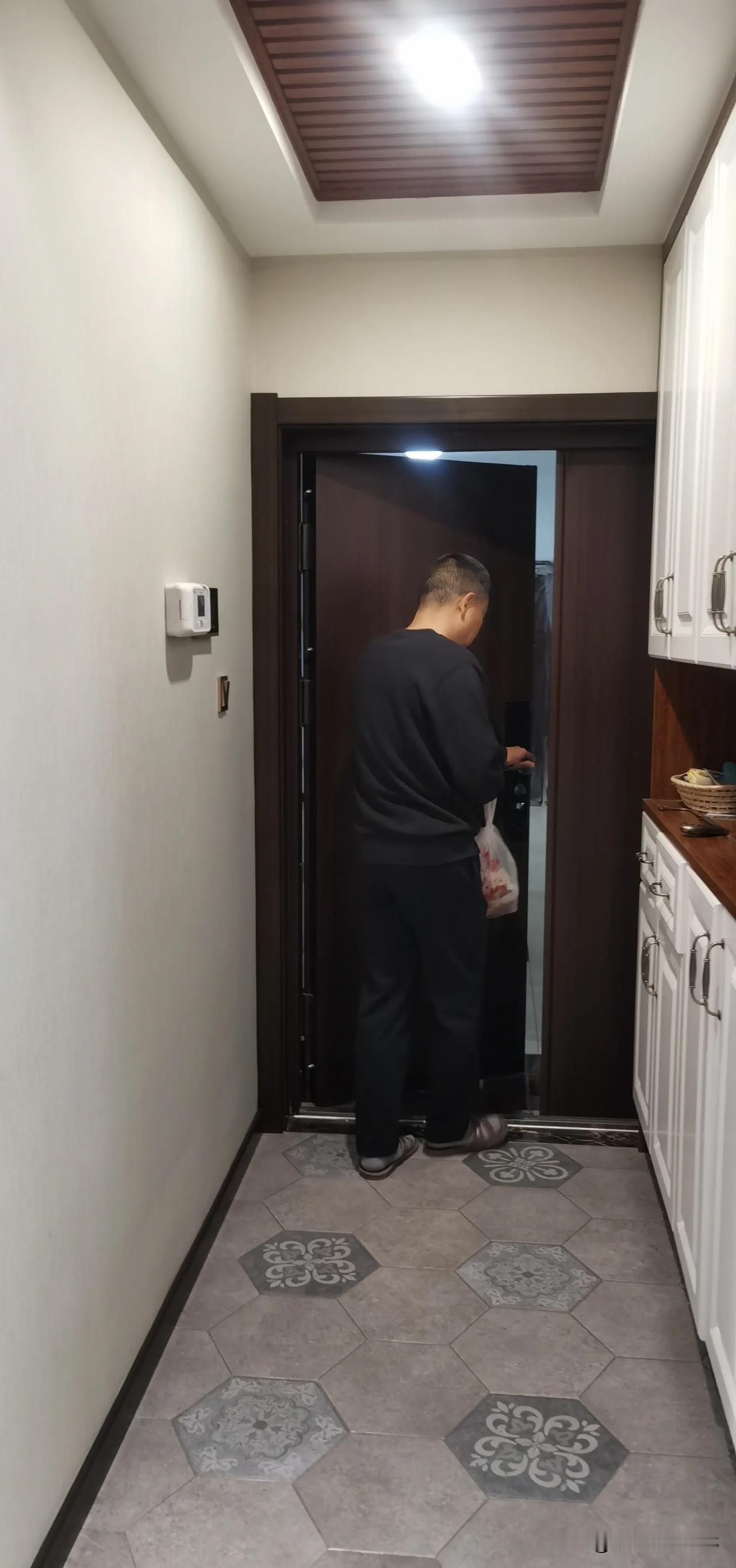 收假前一天晚上，我先生雷打不动的又去学校了。他其实可以不去的，既不值班，又没