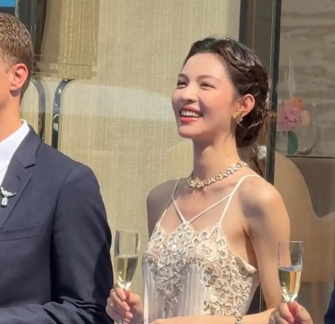 钟楚曦出席活动，这简直就是女神！女明星果然动态比静态美一万倍，她真的特别美特