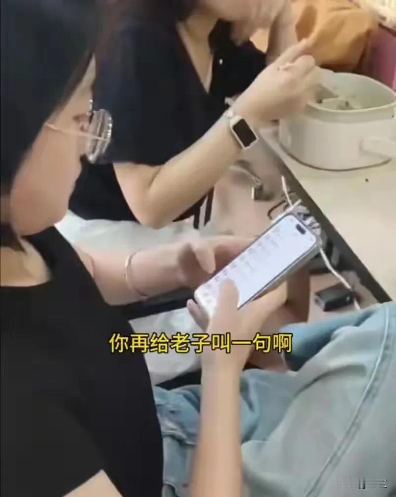 这个小仙女火了，带着眼镜，坐在办公楼，以为是一个有知识，有教养的读书打工人，没有