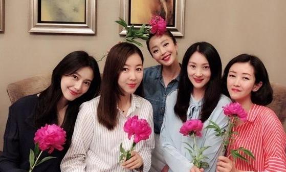 ''5朵金花''同框：我认出了青丝如墨、云鬓花颜、仙姿卓然的高圆圆，发如绸缎、