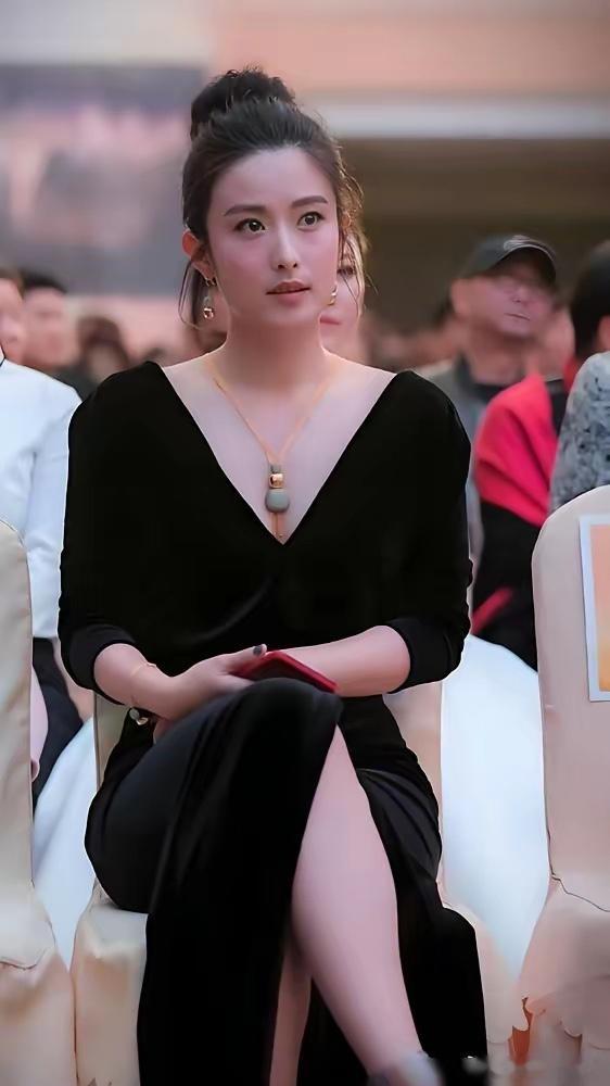 一个女人演了22年近百部戏，演啥像啥，颜值气质把流量花旦甩几条街，却始终没火，你