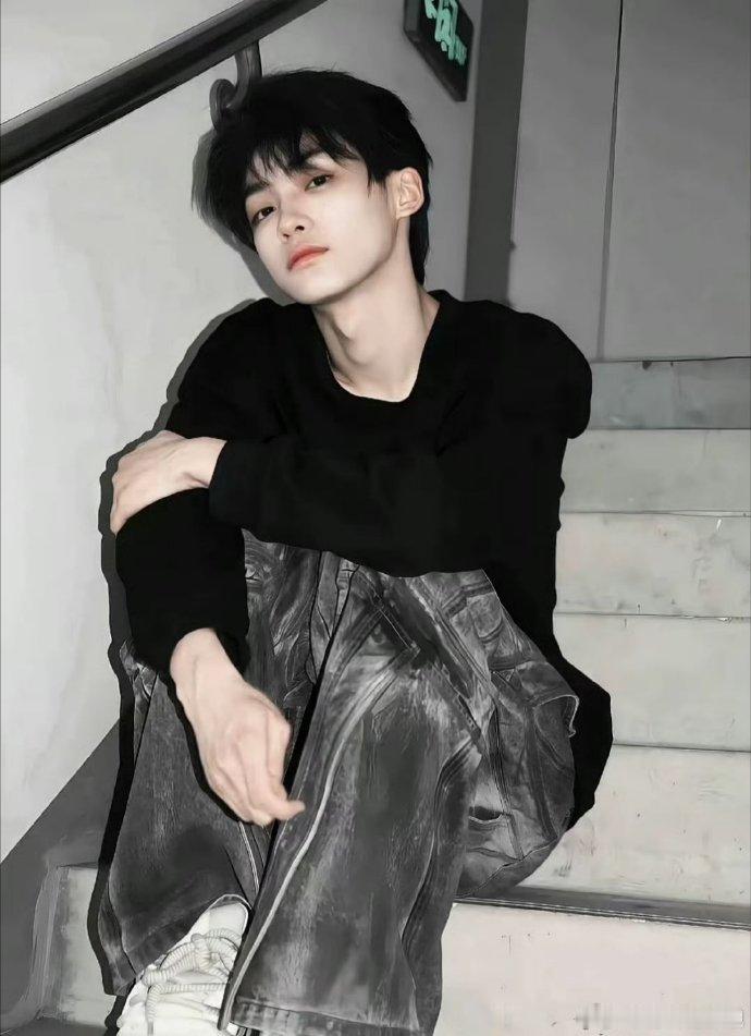 梓渝获暑期最热男性角色第一梓渝在演艺生涯中不断突破自我，无论是校园剧中青涩少年