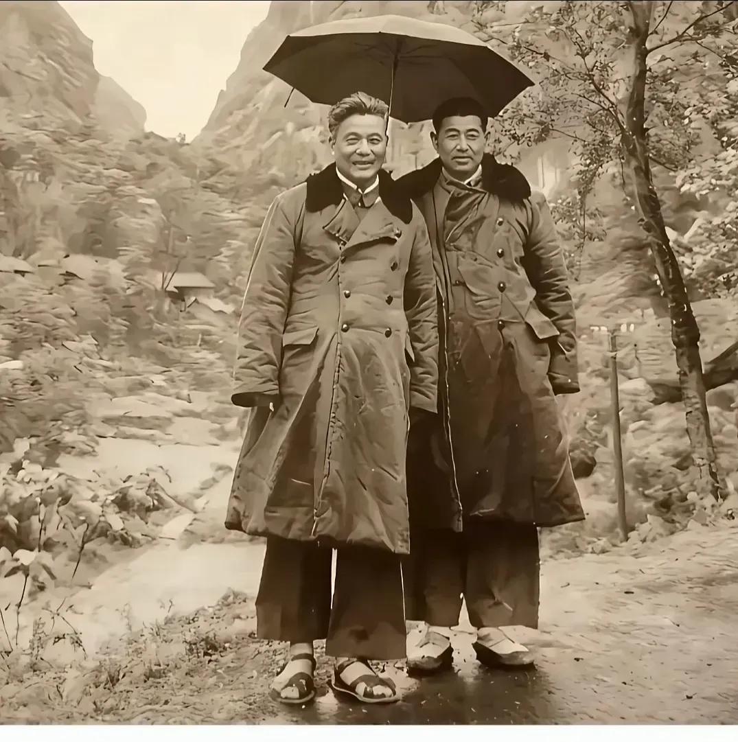 震撼人心！共和国两弹元勋邓稼先，在寒冬的风雨中，脚下只有一双凉鞋。可见当时国力之